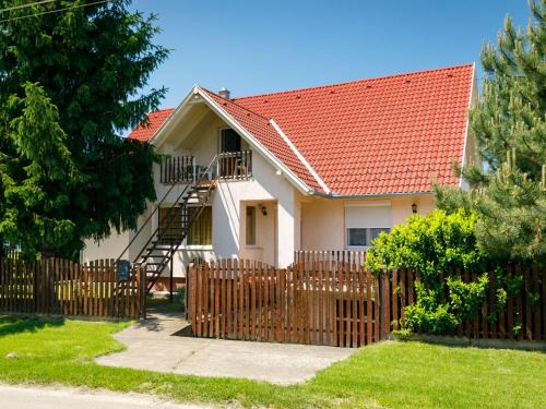 Balatonszemes Apartamento | Apartment Scarlett 1 by Interhome