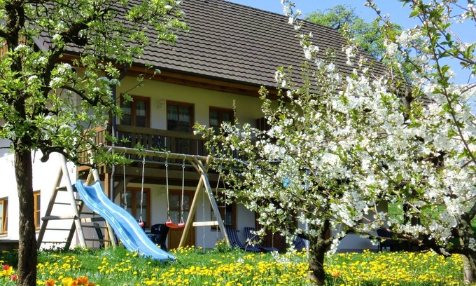 Glottertal Apartamento | Apartamento 'Scharbachhof' con vistas a la montaña, jardín compartido y Wi-Fi