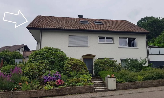 Gernsbach Apartamento | Apartamento 'Schusters Murgtalblick' con vistas a la montaña, balcón y Wi-Fi