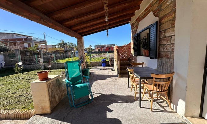 Agnone Bagni Apartamento | Apartment 'Serena A Due Passi Dal Mare' with Shared Garden, Wi-Fi and Air Conditioning