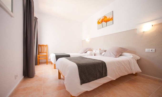 Santa Eulalia del Río Apartamento | Apartamento Ses Veles 1 dormitorio cerca de la playa con vista al mar, piscina, Wi-Fi y jardín