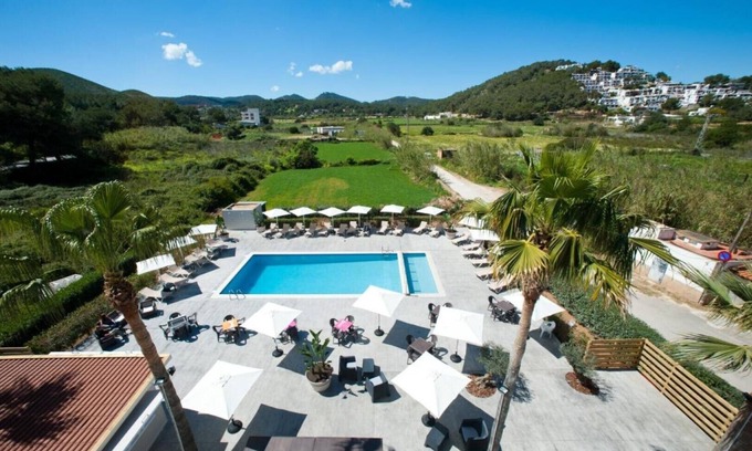 Santa Eulalia del Río Apartamento | Apartamento Ses Veles 2 dormitorios cerca de la playa con vista al mar, piscina, Wi-Fi y jardín