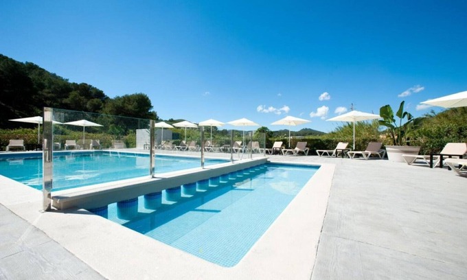 Santa Eulalia del Río Apartamento | Apartamento Ses Veles 2 dormitorios cerca de la playa con vista al mar, piscina, Wi-Fi y jardín