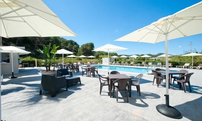 Santa Eulalia del Río Apartamento | Apartamento Ses Veles 2 dormitorios cerca de la playa con vista al mar, piscina, Wi-Fi y jardín