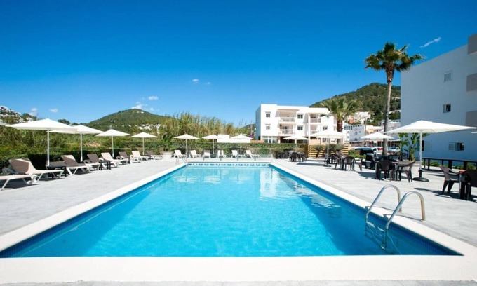 Santa Eulalia del Río Apartamento | Apartamento Ses Veles 2 dormitorios cerca de la playa con vista al mar, piscina, Wi-Fi y jardín