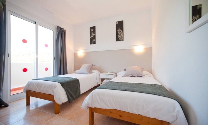 Santa Eulalia del Río Apartamento | Apartamento "Ses Veles 2 dormitorios" cerca de la playa con vistas al mar, piscina, Wi-Fi y jardín