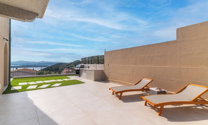 La Maddalena Apartamento | Apartamento 'Silvia's Sweet Home' con vistas al mar, Wi-Fi y aire acondicionado