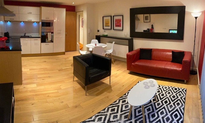 Hull Apartamento | THE Sawmill Glossy Sleek Peaceful City Centre red