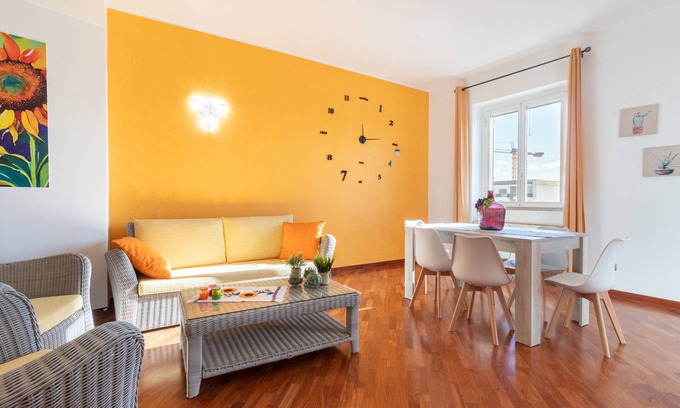 Molfetta Apartamento | Apartamento 'Sole E Girasoli' con balcón y aire acondicionado