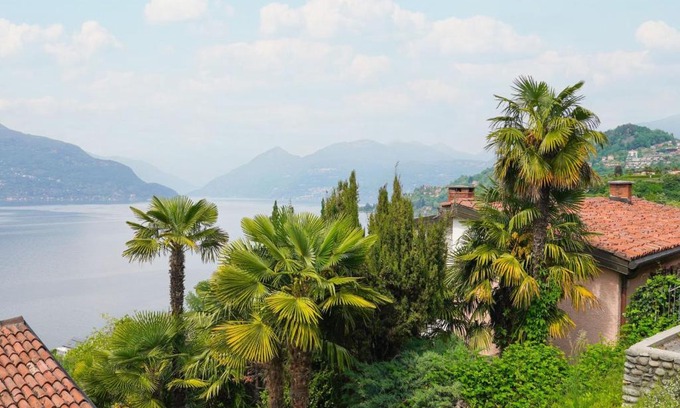 Porto Valtravaglia Apartamento | Apartment Soleluna by Interhome