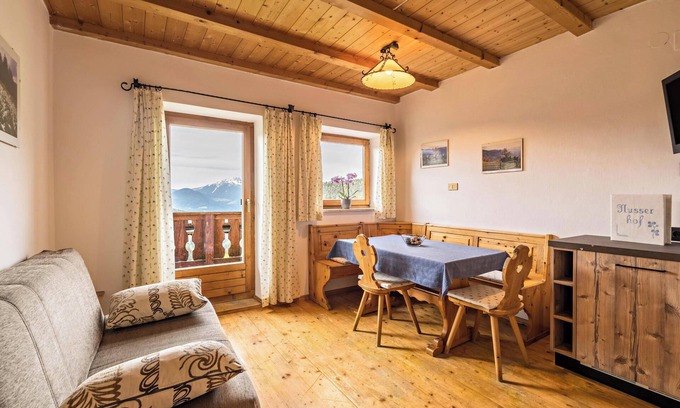 Avelengo Apartamento | Apartamento "Sonnenblume - Nusserhof" cerca de la estación de esquí con vistas a la montaña y balcón