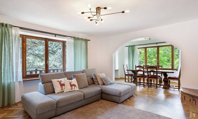 Courmayeur Apartamento | Apartamento 'Spazioso Appartamento Con Vista' con vistas a la montaña, jardín compartido y Wi-Fi