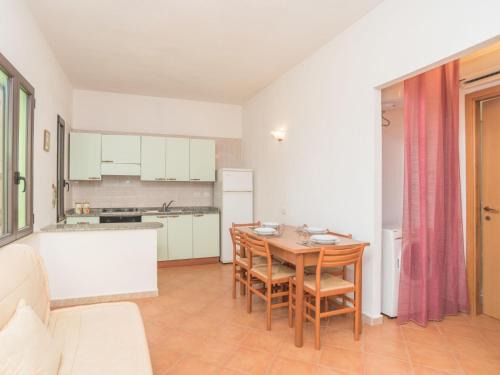 Costa Rei Apartamento | Apartment Stella con piscina comune - REI100 by Interhome