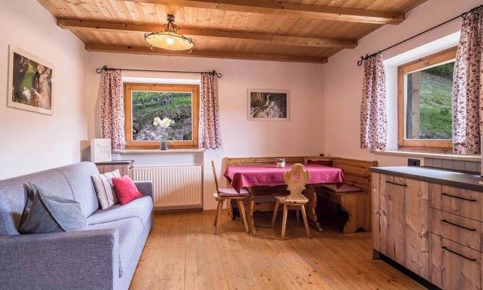 Avelengo Apartamento | Apartamento "Stockrose - Nusserhof" cerca de la estación de esquí con vistas a la montaña y balcón