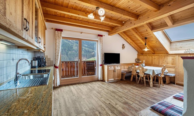 Monguelfo Apartamento | Apartamento 'Stoffnerhof Apt Edelweiß' con vistas a la montaña, jardín compartido y Wi-Fi
