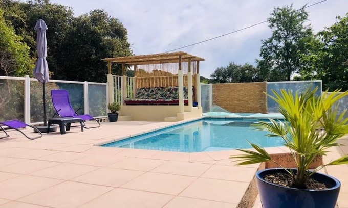 Carnoules Apartamento | Apartamento 'Studio Romance' con vistas a la montaña, piscina compartida y Wi-Fi