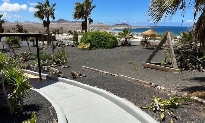 Urbanización Famara Apartamento | Apartamento impresionante playa y vistas de la costa - Privado Jardín, Playa 5 minutos a pie