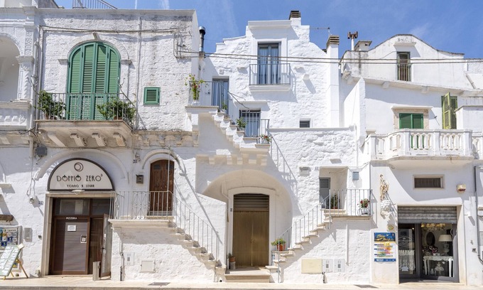 Old Town Cisternino Apartamento | Apartment "Suite La Scala Del Borgo" with Private Terrace, Wi-Fi and Air Conditioning