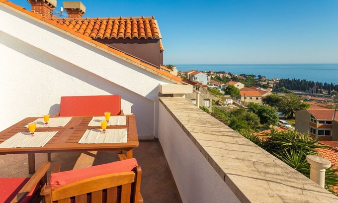 Gornji Kono Apartamento | Apartment Sun & Sky - Two Bedroom Apartment with Balcony and Sea View