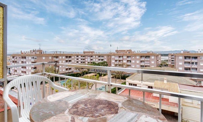 Santa Pola Apartamento | Apartamento 'Girasol Ronda' con terraza compartida y Wi-Fi