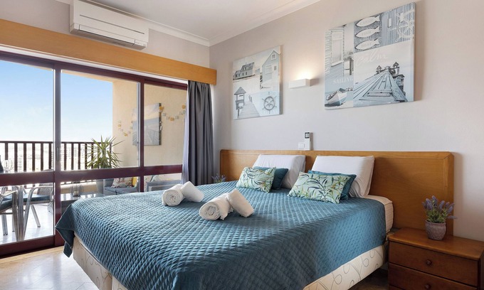 Praia da Rocha Apartamento | Apartamento 'Sunny Escape' con vistas al mar, Wi-Fi y aire acondicionado