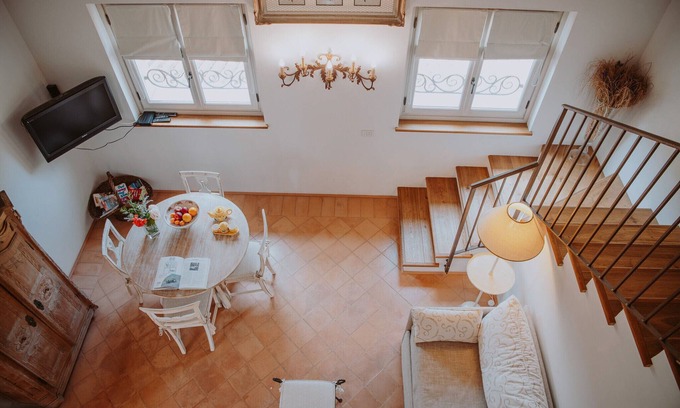 Puegnago del Garda Apartamento | Apartment 'Superior Diamante' with Shared Pool, Wi-Fi and Air Conditioning