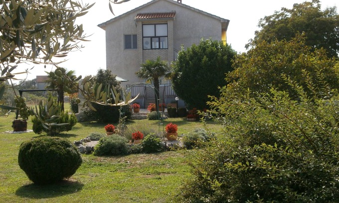 Rakalj Apartamento | Apartamento rodeado de vegetación mediterránea