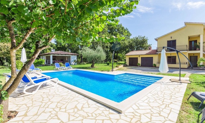 Susnjici Apartamento | Apartment Susnjici 1 with Pool, Children Playground and terrace