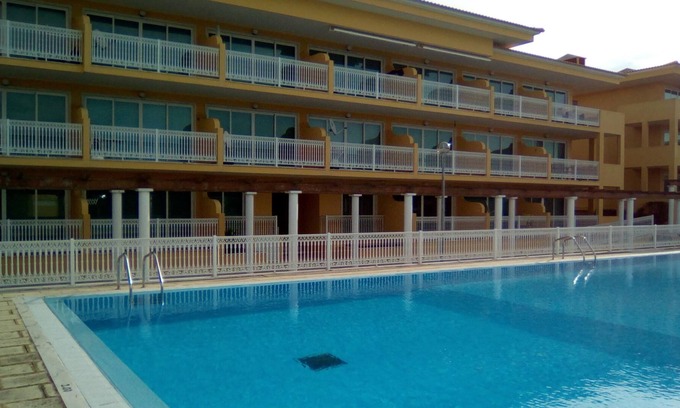 Praia de Santa Cruz Apartamento | Apartamento de 2 habitaciones con 120 mts con piscina y campo de tenis y fútbol