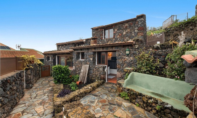 Tesbabo Apartamento | Apartamento 'Tesbabo Rural - Camelia' con vistas al mar, terraza privada y Wi-Fi