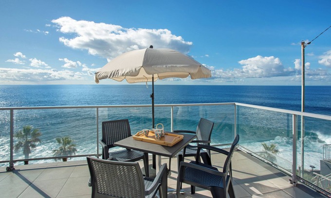 Jardim do Mar Apartamento | Apartamento 'The Wave House - Two Bedroom' con vistas al mar, Wi-Fi y aire acondicionado.