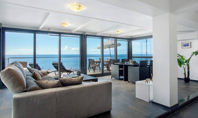 Jardim do Mar Apartamento | Apartamento 'The Wave House - Seaside Haven' con vistas al mar, Wi-Fi y aire acondicionado.