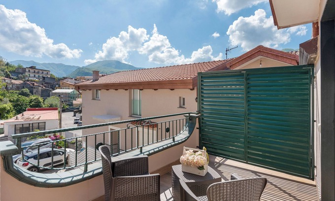 Piazza-Tralia-Pendolo Apartamento | Apartamento 'Tramonto' con vistas a la montaña, Wi-Fi y aire acondicionado