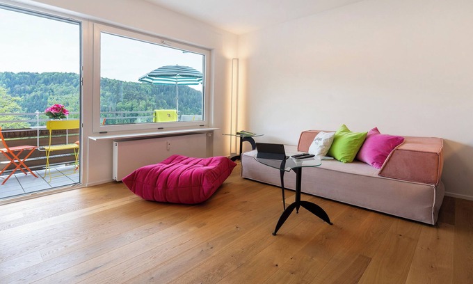 Bad Liebenzell Apartamento | Apartamento 'Traumblick' con vistas a la montaña, balcón y Wi-Fi