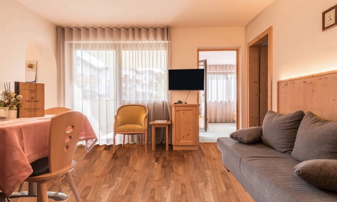 Kastelruth Apartamento | Apartamento "Trocker Kastelrut 7" cerca de Seiser Alm con balcón, bañera de hidromasaje y sauna
