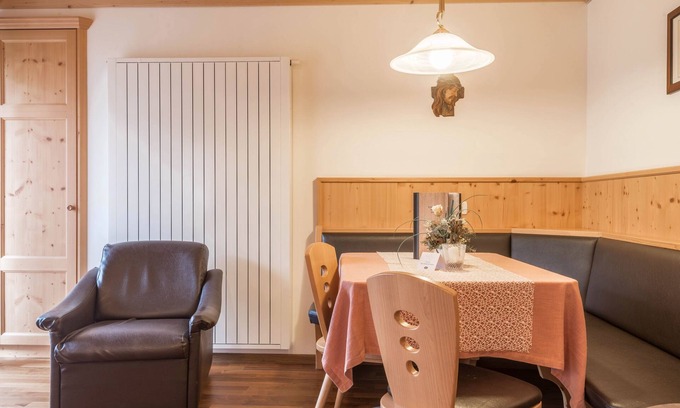 Kastelruth Apartamento | Apartamento "Trocker Kastelruth 6" cerca de Seiser Alm con vistas a la montaña y sauna