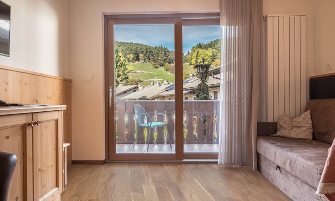 Kastelruth Apartamento | Apartamento "Trocker Kastelruth 4" cerca de Seiser Alm con vistas y bañera de hidromasaje