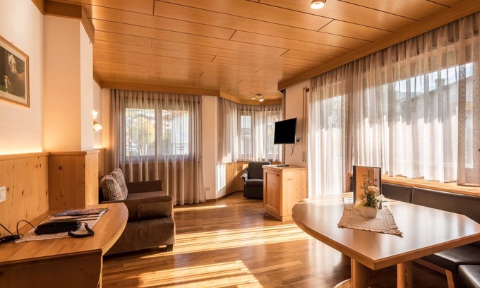 Kastelruth Apartamento | Apartamento "Trocker Kastelruth 5" cerca de Seiser Alm con vistas y bañera de hidromasaje