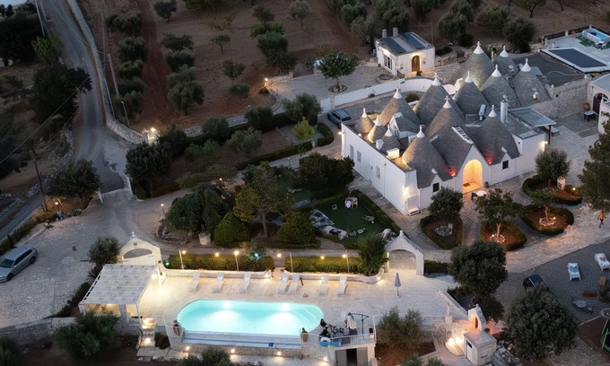 Specchiaruzzo Apartamento | Apartamento 'Trullo Degli Anelli In Masseria' con piscina compartida, Wi-Fi y aire acondicionado