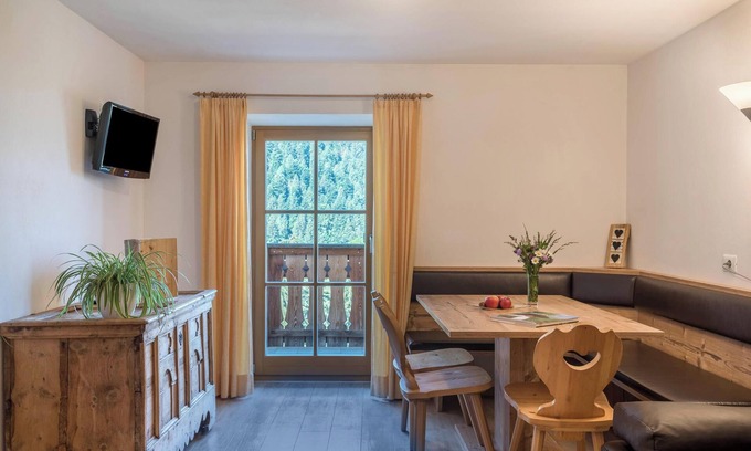 Laion Apartamento | Apartamento "Unterspisserhof App Sonnenblume" con vistas a la montaña, jardín y Wi-Fi