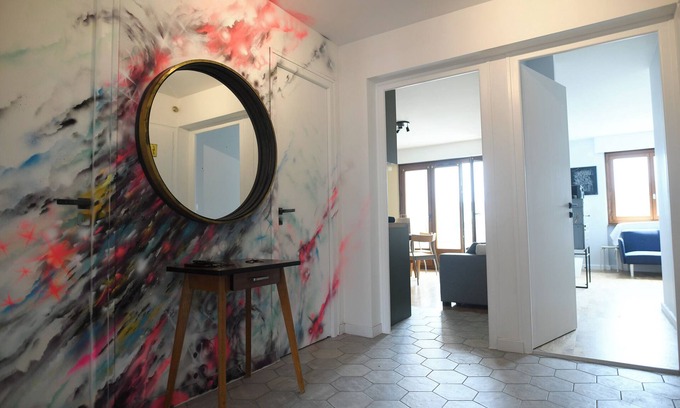 Ambilly Apartamento | Apartamento 'Urban Gallery Grand' con vistas a la montaña, balcón y Wi-Fi