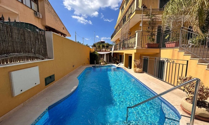 Marina di Ragusa Apartamento | Apartamento 'Venere In Villa' con piscina compartida, Wi-Fi y aire acondicionado