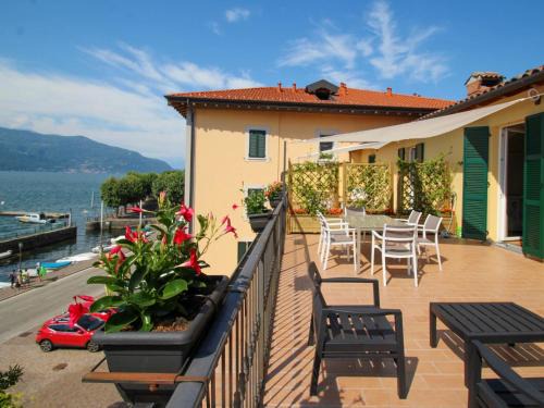 Porto Valtravaglia Apartamento | Apartment Verde by Interhome