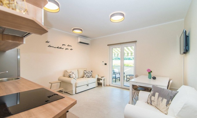 Vrvari Apartamento | Vet-Centar / One-Bedroom Apartment with Balcony No.1