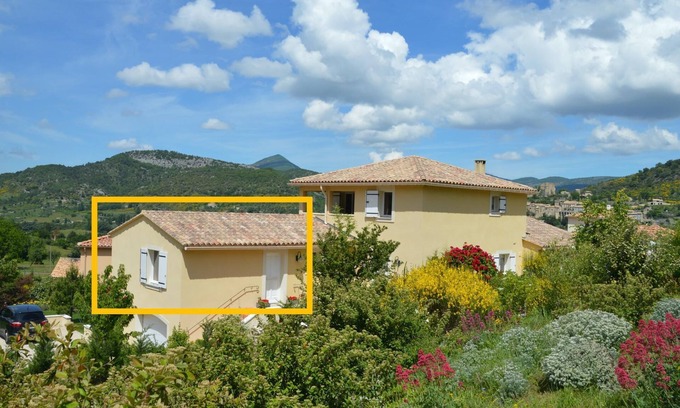 Montbrun-les-Bains Apartamento | Apartamento 'Villa Fleury' con terraza privada, balcón y Wi-Fi