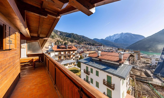 Auronzo di Cadore Apartamento | Apartamento 'Villa Pais 3 Cime View' con vistas al lago y terraza privada