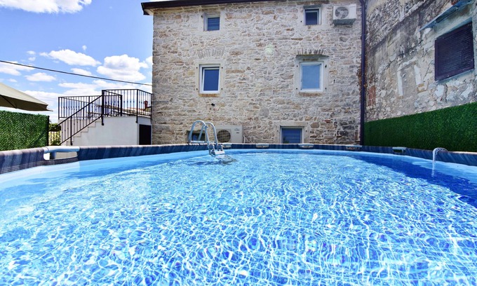 Vilanija Apartamento | Apartment Vilanija with pool and barbecue