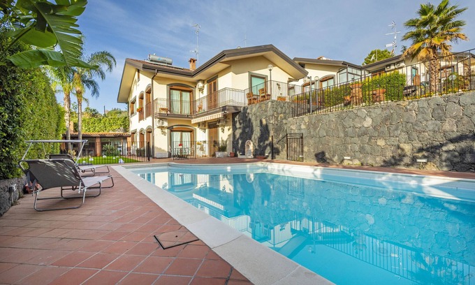 Viagrande Apartamento | Apartamento 'Villa Di Mauro' con vistas a la montaña, piscina privada y aire acondicionado
