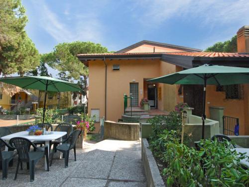 Rosolina Mare Apartamento | Apartment Villa Isotta-1 by Interhome
