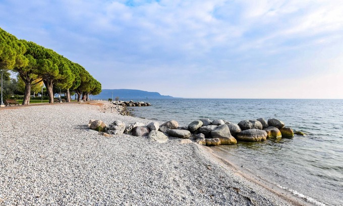 Aer Apartamento | Apartment "Vista Lago" with Lake Views, Wi-Fi, Private Terrace & Garden; Parking Available